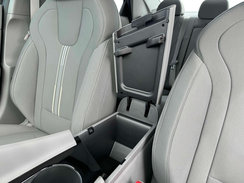 Hyundai Elantra Vehicle Image 18