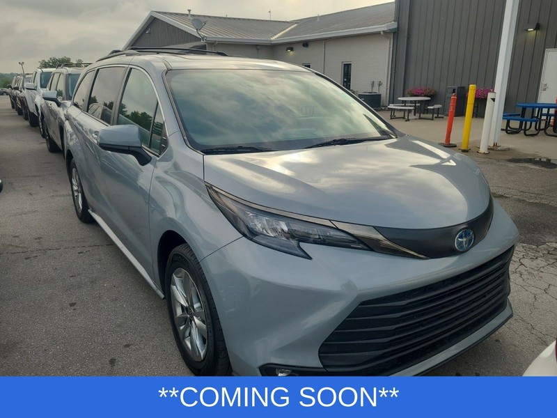 Toyota Sienna Vehicle Image 02