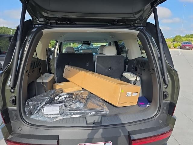 Hyundai Santa Fe Hybrid Vehicle Full-screen Gallery Image 9