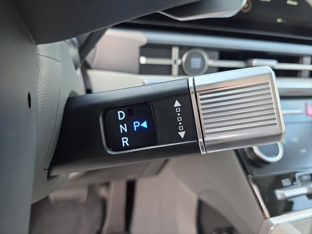 Hyundai Santa Fe Hybrid Vehicle Full-screen Gallery Image 17