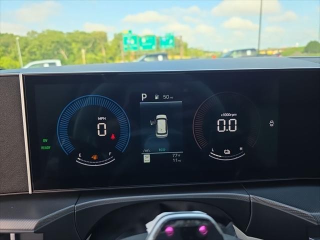 Hyundai Santa Fe Hybrid Vehicle Full-screen Gallery Image 18