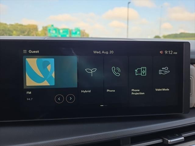 Hyundai Santa Fe Hybrid Vehicle Full-screen Gallery Image 19