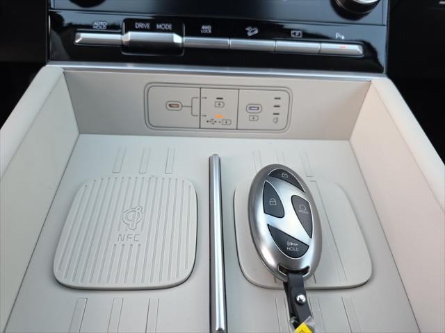 Hyundai Santa Fe Hybrid Vehicle Full-screen Gallery Image 23