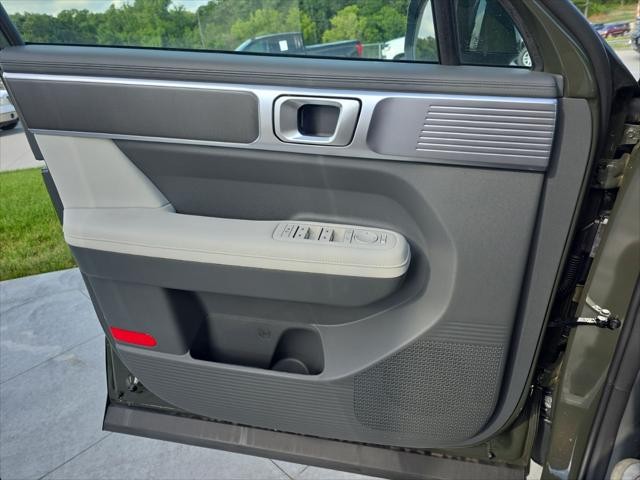 Hyundai Santa Fe Hybrid Vehicle Full-screen Gallery Image 25