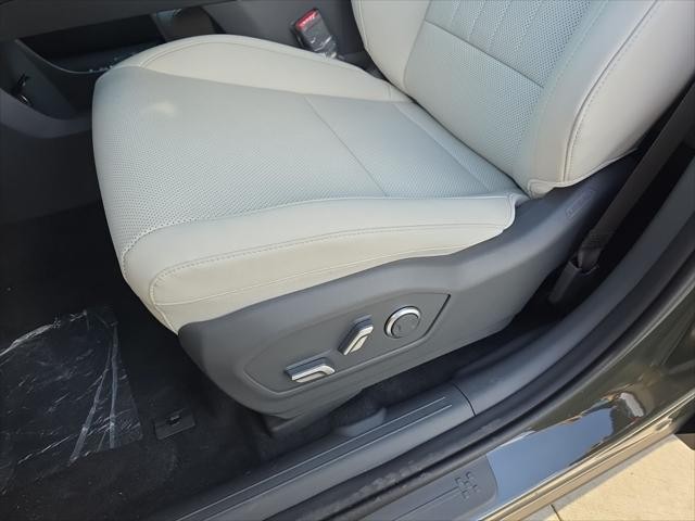 Hyundai Santa Fe Hybrid Vehicle Full-screen Gallery Image 26