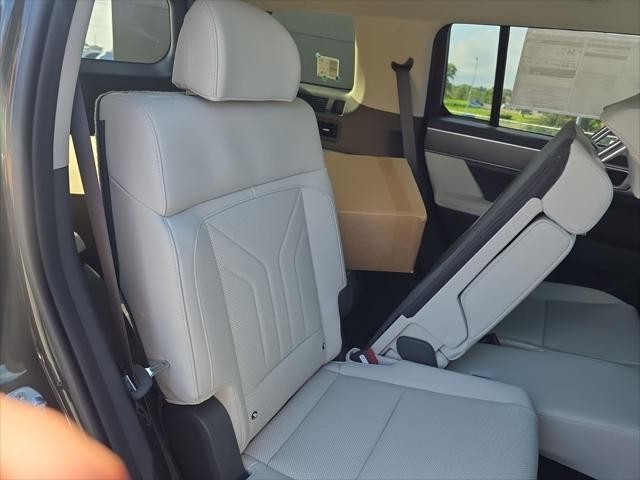 Hyundai Santa Fe Hybrid Vehicle Full-screen Gallery Image 30