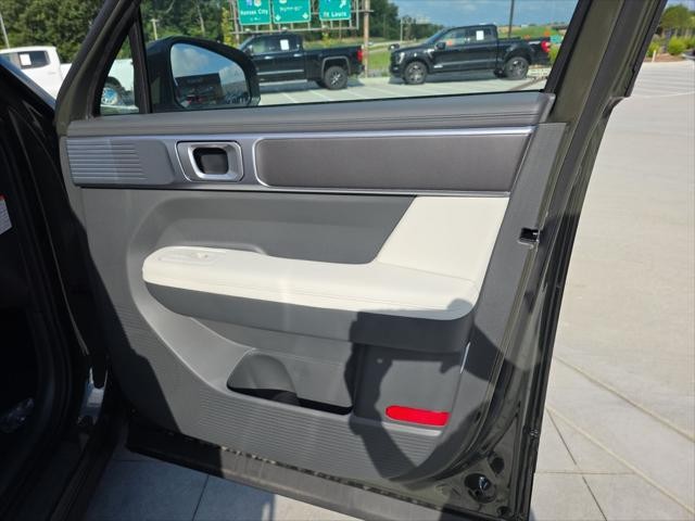 Hyundai Santa Fe Hybrid Vehicle Full-screen Gallery Image 33