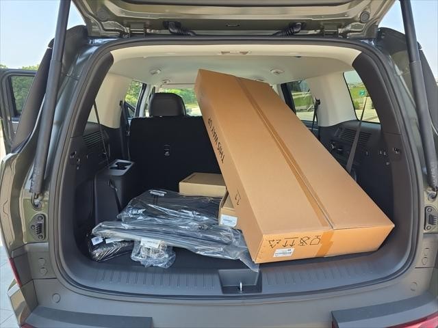 Hyundai Santa Fe Hybrid Vehicle Full-screen Gallery Image 9