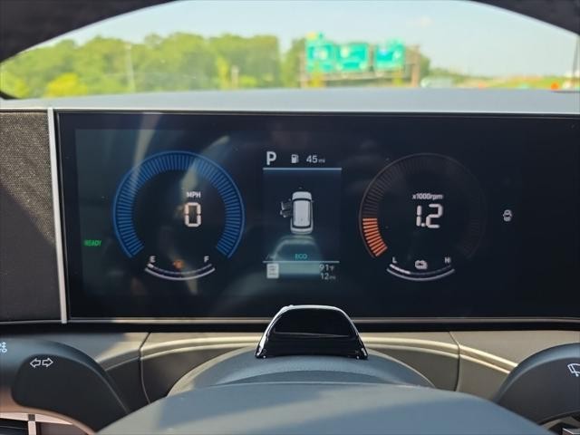 Hyundai Santa Fe Hybrid Vehicle Full-screen Gallery Image 17