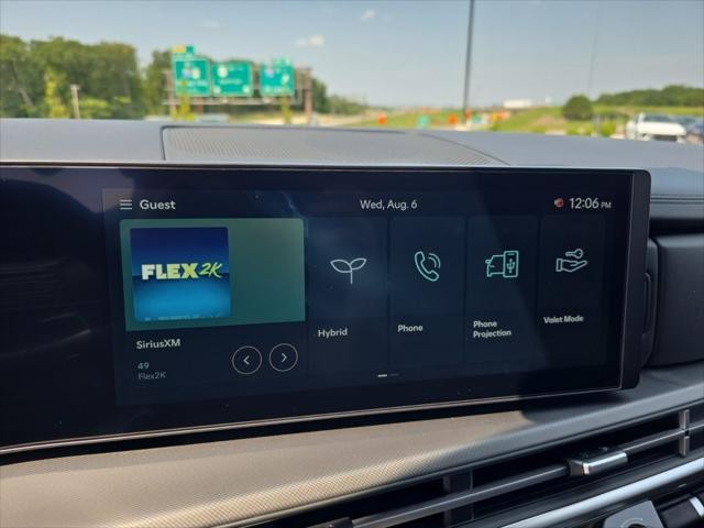 Hyundai Santa Fe Hybrid Vehicle Full-screen Gallery Image 18