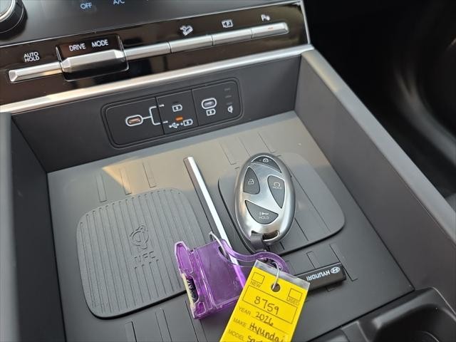 Hyundai Santa Fe Hybrid Vehicle Full-screen Gallery Image 21