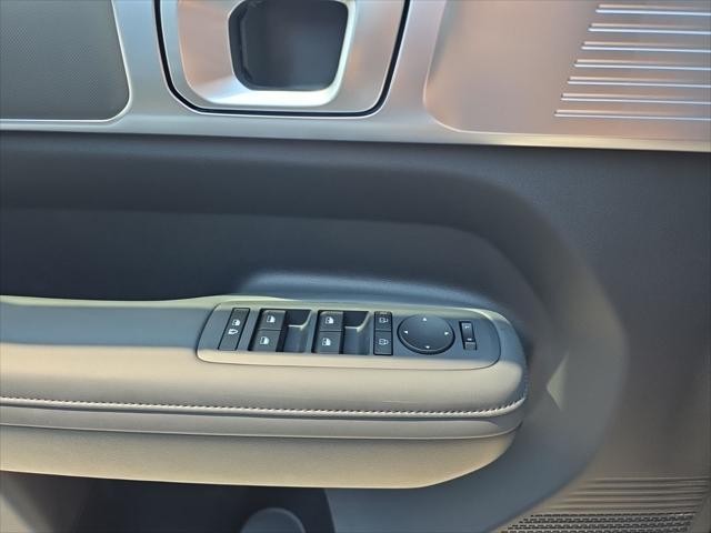 Hyundai Santa Fe Hybrid Vehicle Full-screen Gallery Image 22