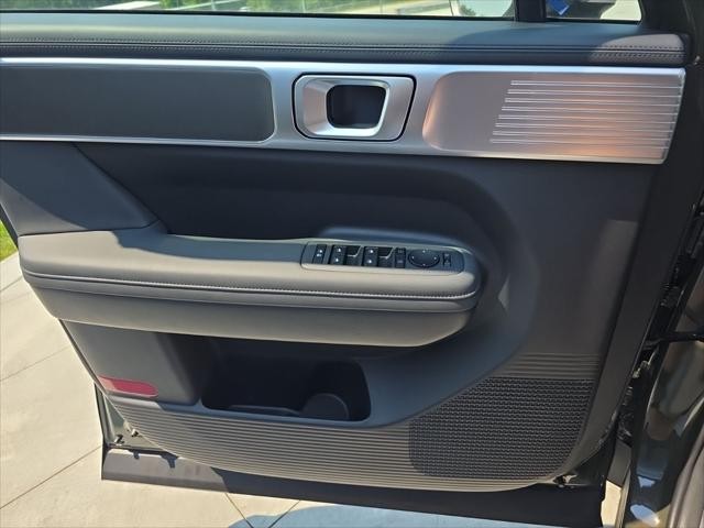 Hyundai Santa Fe Hybrid Vehicle Full-screen Gallery Image 23