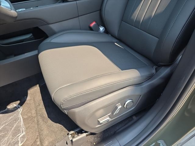 Hyundai Santa Fe Hybrid Vehicle Full-screen Gallery Image 24