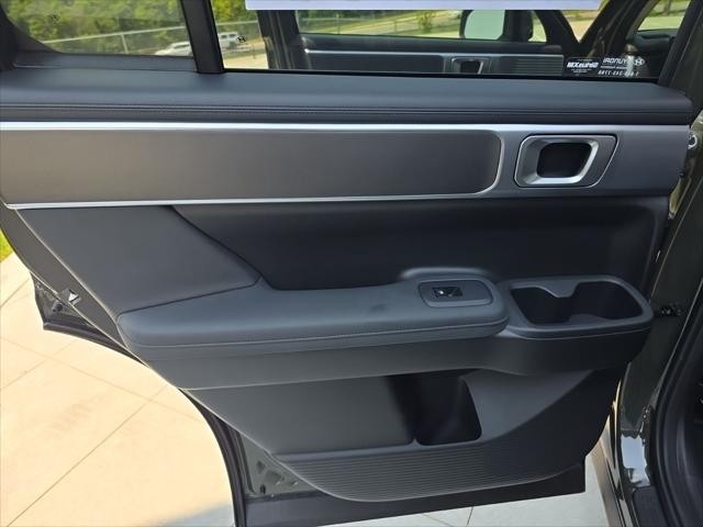 Hyundai Santa Fe Hybrid Vehicle Full-screen Gallery Image 26