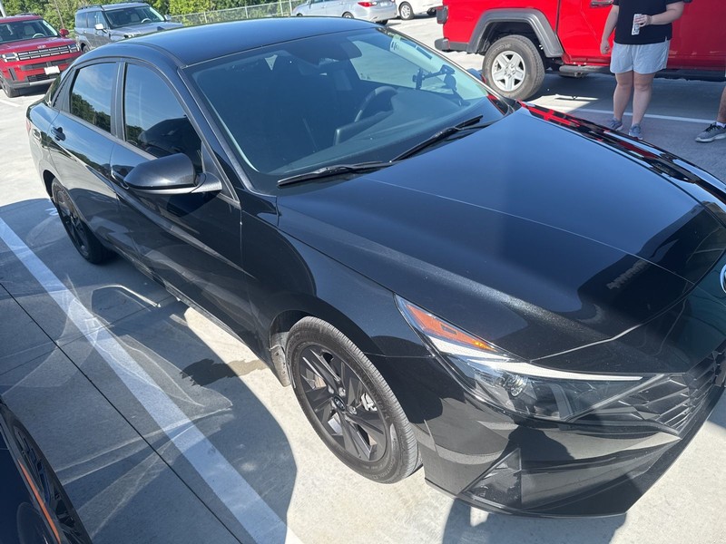 Hyundai Elantra Vehicle Image 02