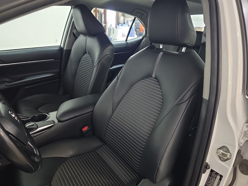 Toyota Camry Vehicle Image 21