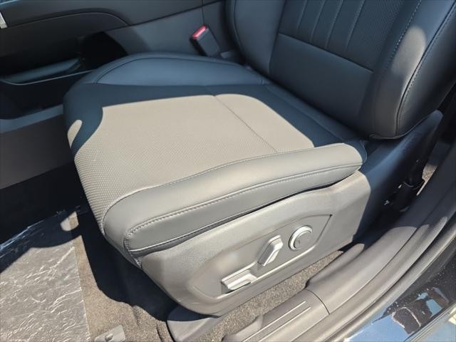 Hyundai Santa Fe Vehicle Full-screen Gallery Image 23