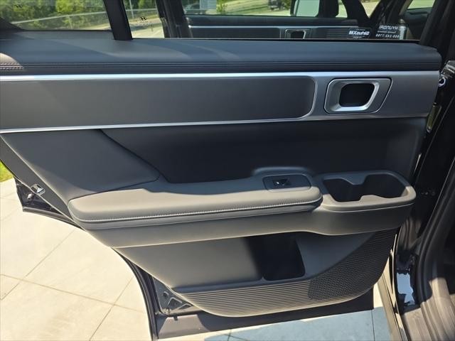 Hyundai Santa Fe Vehicle Full-screen Gallery Image 25