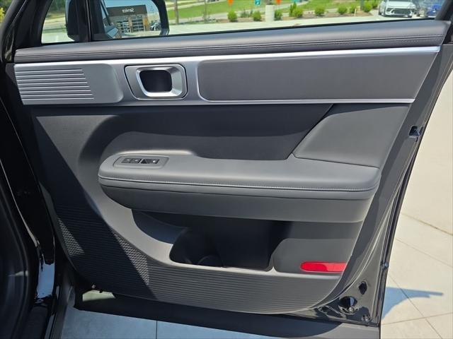 Hyundai Santa Fe Vehicle Full-screen Gallery Image 30