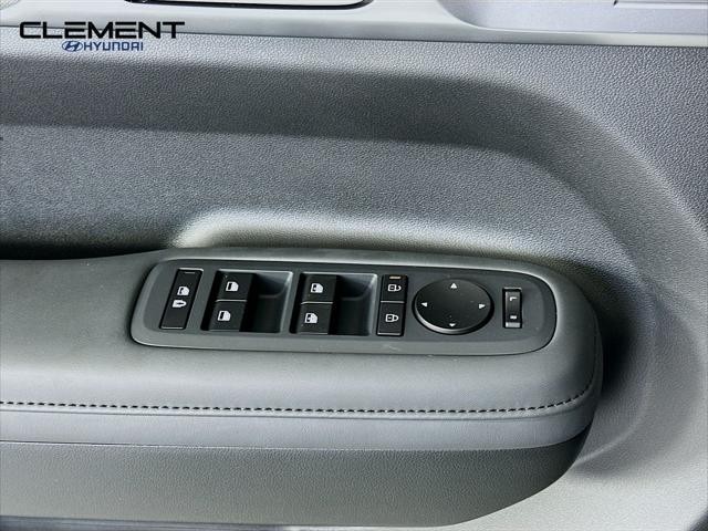 Hyundai Santa Fe Vehicle Full-screen Gallery Image 22