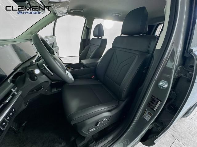 Hyundai Santa Fe Vehicle Full-screen Gallery Image 25