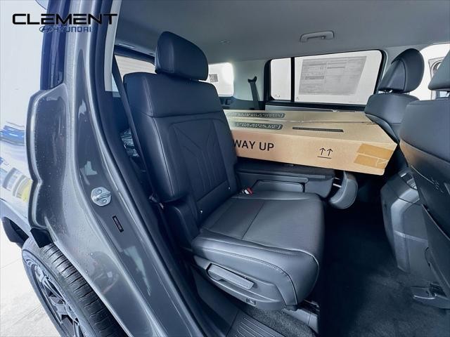 Hyundai Santa Fe Vehicle Full-screen Gallery Image 27