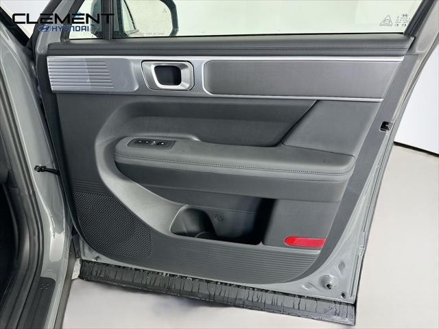 Hyundai Santa Fe Vehicle Full-screen Gallery Image 30