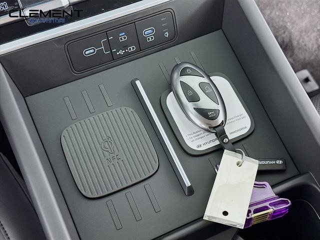 Hyundai Santa Fe Vehicle Full-screen Gallery Image 21