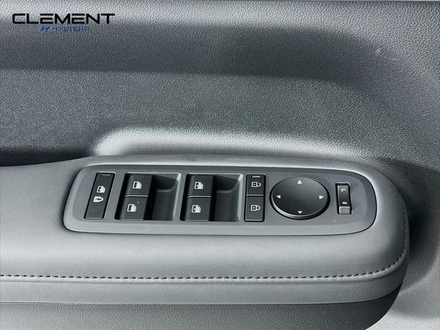 Hyundai Santa Fe Vehicle Full-screen Gallery Image 22