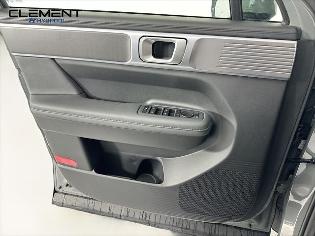 Hyundai Santa Fe Vehicle Full-screen Gallery Image 23