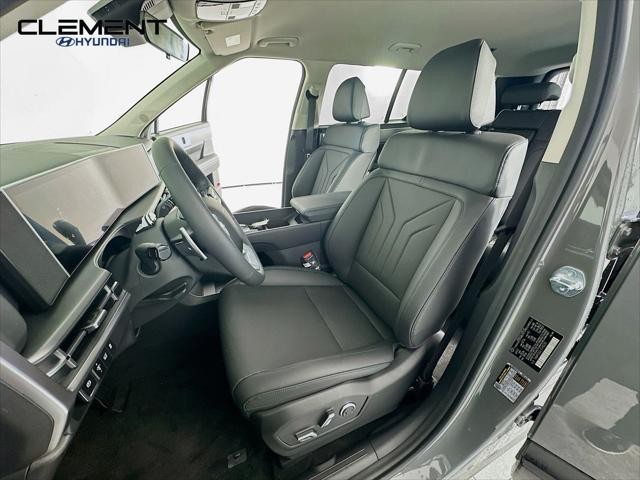 Hyundai Santa Fe Vehicle Full-screen Gallery Image 25