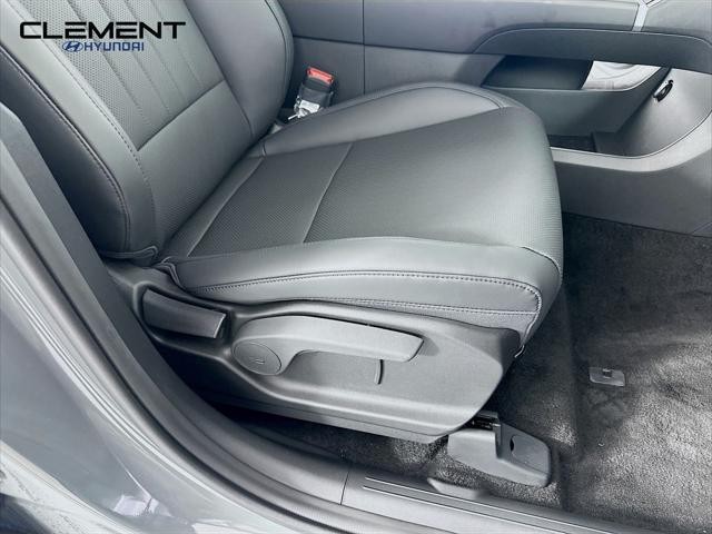 Hyundai Santa Fe Vehicle Full-screen Gallery Image 28