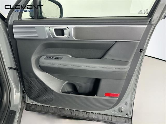 Hyundai Santa Fe Vehicle Full-screen Gallery Image 30