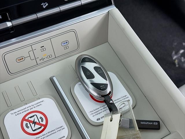 Hyundai Santa Fe Hybrid Vehicle Full-screen Gallery Image 49