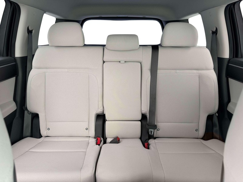 Hyundai Santa Fe Hybrid Vehicle Full-screen Gallery Image 16