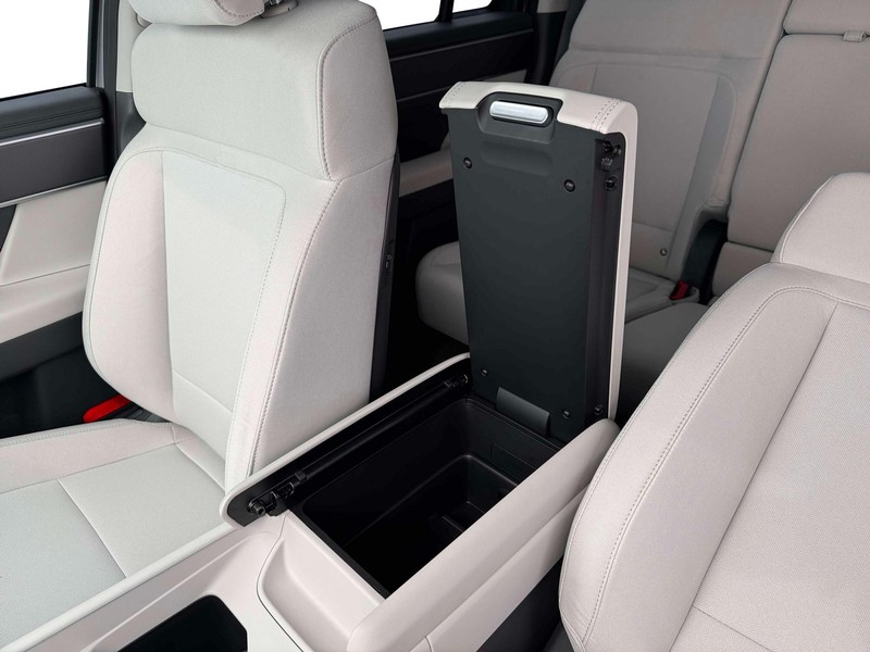 Hyundai Santa Fe Hybrid Vehicle Full-screen Gallery Image 19