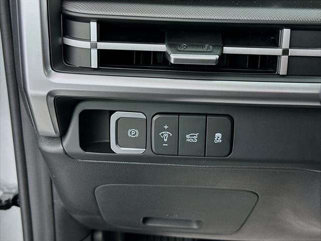 Hyundai Santa Fe Hybrid Vehicle Image 12