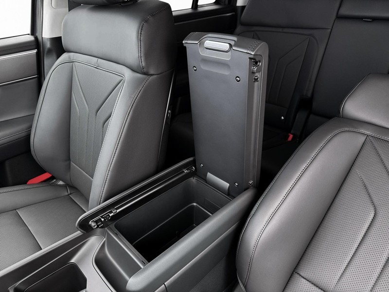 Hyundai Santa Fe Hybrid Vehicle Full-screen Gallery Image 19