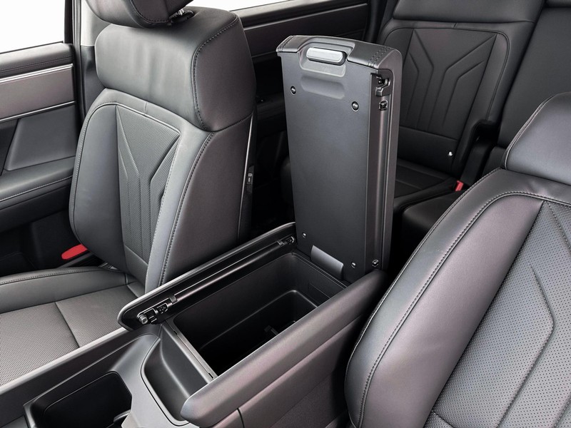 Hyundai Santa Fe Hybrid Vehicle Full-screen Gallery Image 19