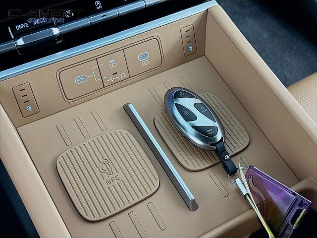 Hyundai Santa Fe Vehicle Full-screen Gallery Image 21