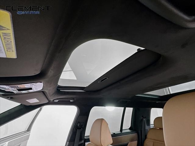 Hyundai Santa Fe Vehicle Full-screen Gallery Image 22