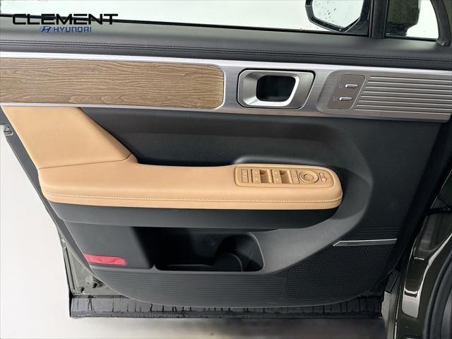 Hyundai Santa Fe Vehicle Full-screen Gallery Image 25