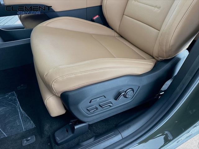 Hyundai Santa Fe Vehicle Full-screen Gallery Image 26