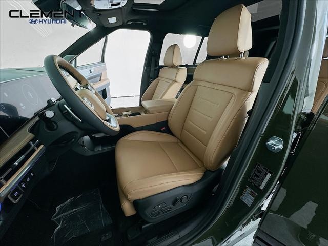 Hyundai Santa Fe Vehicle Full-screen Gallery Image 27