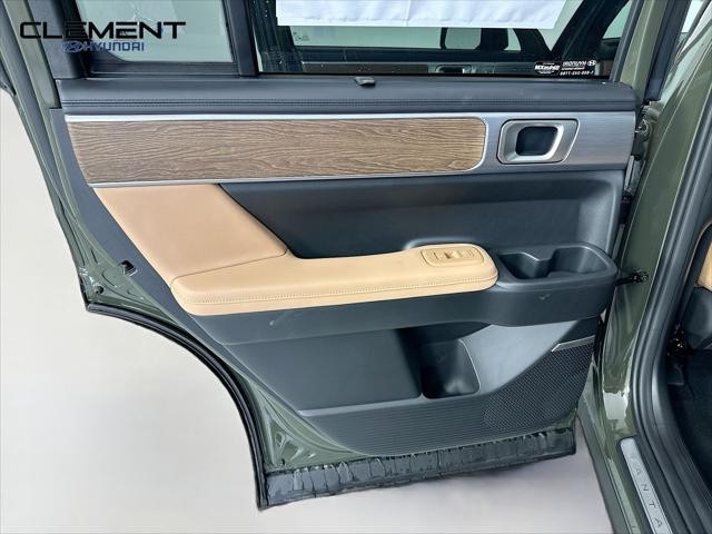 Hyundai Santa Fe Vehicle Full-screen Gallery Image 28