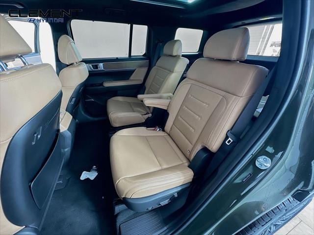 Hyundai Santa Fe Vehicle Full-screen Gallery Image 29