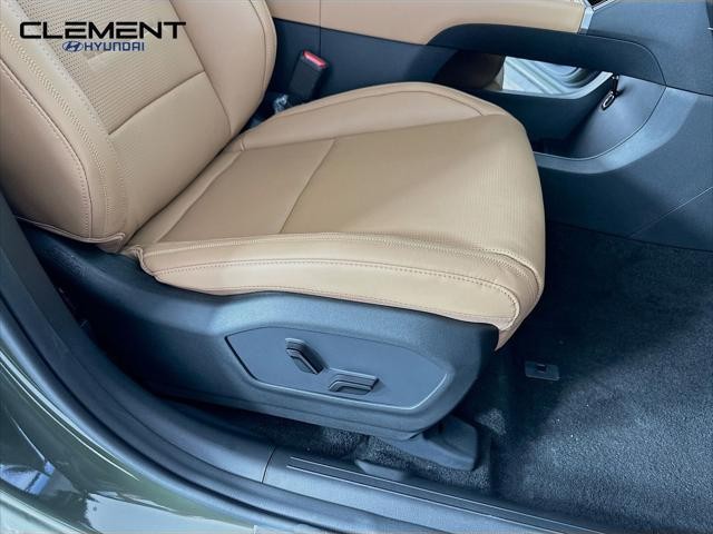 Hyundai Santa Fe Vehicle Full-screen Gallery Image 30