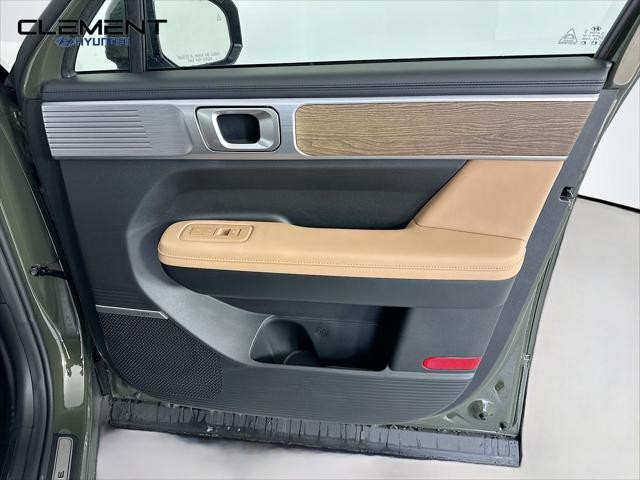 Hyundai Santa Fe Vehicle Full-screen Gallery Image 32