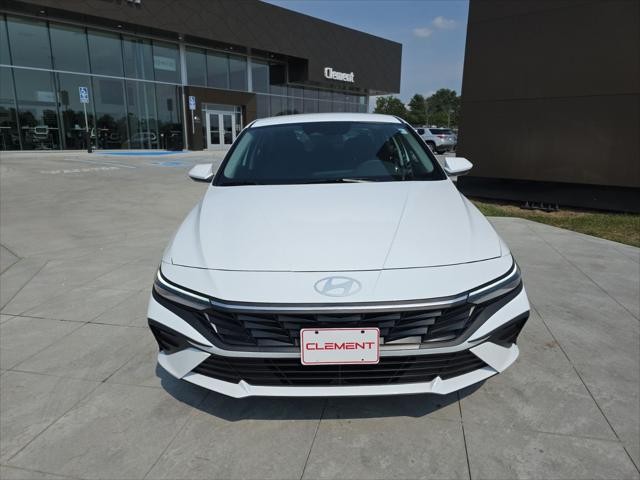 Hyundai Elantra Vehicle Full-screen Gallery Image 2